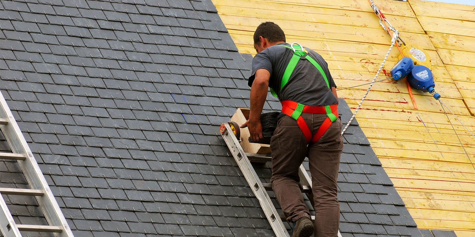 Couvreur ED Ouest au travail sur une toiture, pose du faîtage
