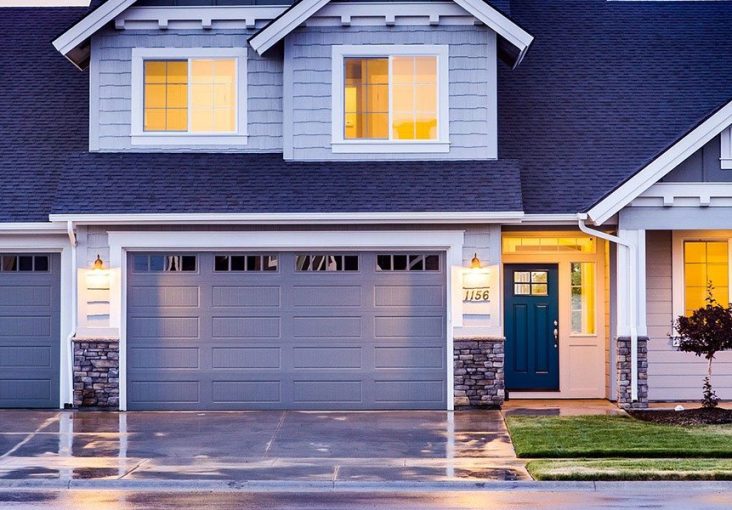 Comment isoler la porte d'un garage en bois ?