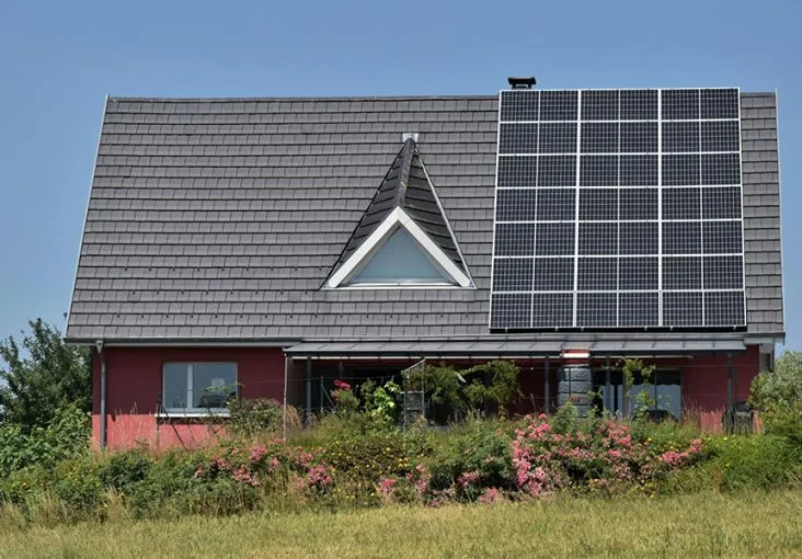 panneau-solaire-toit-ardoise