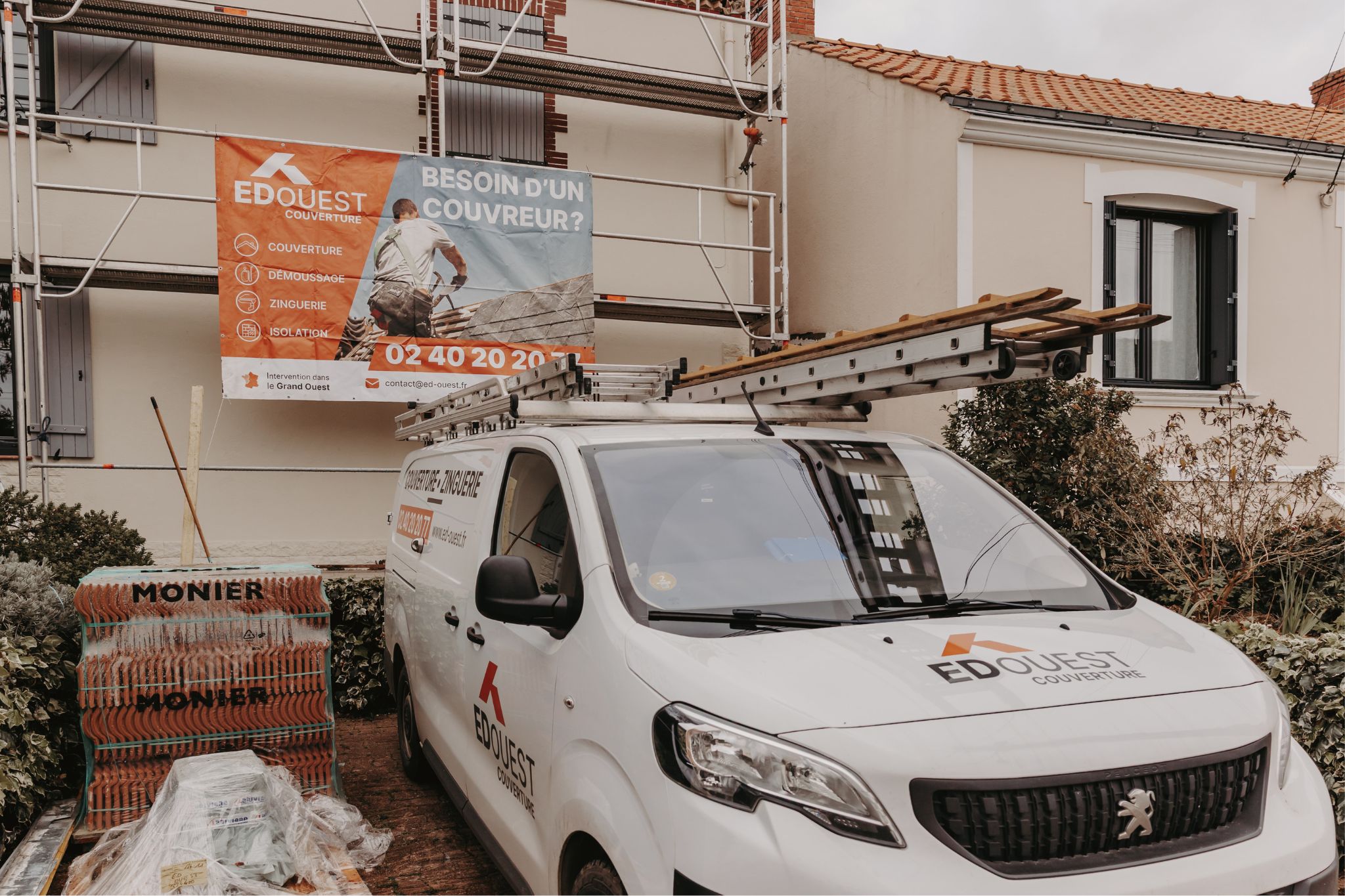 Chantier de rénovation de toiture ED Ouest dans le Grand Ouest, faîtage en partie haute